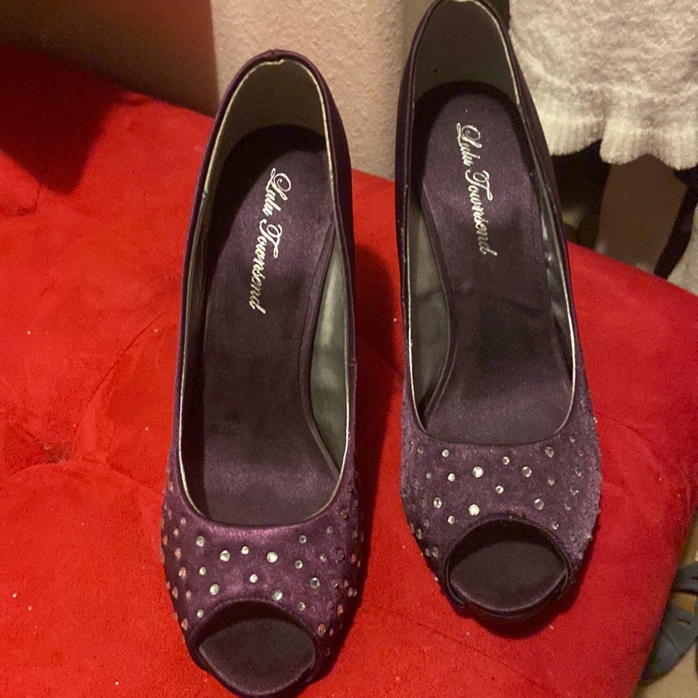 4” satin with rhinestones.